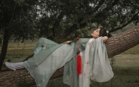 在关系中，我们投射出自己无意识深处的欲望-即被看见、被爱以及被了解，几乎是期待着对方能无条件为自己而在。若我们想要被爱、被注意的需求在童年时没有受到满足，就算长大成人以后，我们依然会感到一种内在的匮乏感、孤单与被遗弃。由于无意识里对于爱的盼望，我们被驱使着重复痛苦而具破坏性的行为
