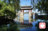 #婚戀觀#命運是什么？今天在微博上看到著名作家韓松感慨20年算命先生給他的批注，條條應驗。然后就到了15天后沒了。。。果然他開始記憶衰退，病痛不斷。想起顧城的一句詩：命運不是風來回吹，命運是大地，走到哪里你都在命中。令人唏噓不已。婚戀情感也是。遇見誰成為誰，都是福德匹配的人，背后有一桿秤都稱好了的。有福之人不入無福之門。若無相欠，今生壓根不會相見。時代飄搖的背景下，每一個人都卑微如塵埃。我們能把握住的就只是現在而已。配圖