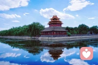 #冥想#有人問什么是正念和冥想？翻找出公開的答案。二者略有區別，可以簡單理解正念就是穿著西服的禪修。冥想比正念更深。正念教育在西方盛行，是從社會名流開始的。比如蘋果的SteveJobs就多次前往印度體驗，并從冥想中獲取靈感。許多企業的EAP項目福利中有專門的冥想室、運動區域。研究稱企業為EAP投入1美元，可節省運營成本5至16美元。在財富500強企業中，有90%以上的企業為員工提供了EAP服務。甚至中小學教育中也推廣正念冥想訓練，以提升孩子的專注力。有本書專門解讀冥想5分鐘等于休息1小時。事實上，這種“禪悅”的法喜，包括日本興起的森田療法，在我們的中華文化中已經盛行、體驗和實踐幾千年了。如何才能進去這種忘我的狀態呢？很簡單，可以去體驗下寺里的禪修。或是參加社會上的禪修營。如果心平靜不下來，是很難進去無為無住無念的狀態，體會到坐忘的美妙之處。正念和冥想的聯系1、冥想分為內觀冥想和專注冥想這兩種基本方式，而正念屬于內觀冥想。2、正念和冥想都是屬于心理學范疇的術語。正念和冥想的區別：1、性質不同正念：正念是一種自我調節的方法。冥想：冥想是一種改變意識的形式。2、方法不同正念：正念有意識地覺察、將注意力集中于當下，以及對當下的一切觀念都不作評判。冥想：冥想是通過獲得深度的寧靜狀態而增強自我知識和良好狀態。3、形式不同正念：正念的形式包括正念減壓療法、正念認知療法和正念行為療法等。冥想：冥想的形式包括集中式冥想、物體冥想、呼吸冥想、頌歌冥想、開放式冥想和動作冥想等。配圖