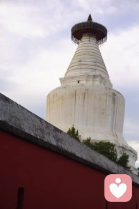 #咨詢的價值#著名臨床心理學家馬文·戈德弗里德提出有效心理咨詢中的五大共同要素：1.來訪者的期望；2.咨訪關系；3.看待自己新的視角；4.矯正性的體驗；5.不斷進行現實檢驗。考西尼則在其《心理咨詢與心理治療的理論與體系》中，提出治愈的九大因素，并將其歸結為我們的生活準則：認識自己、愛人如己，善行善言。敬天愛人，由己及彼。每一場咨詢都是一次雙人舞，每一個案例都是一次深入心靈的對話，永遠唯一，獨一無二。感謝您邀請我回到你的生命現場，一起追溯“見證我為什么是今天的我”的生命故事。配圖