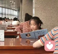 #家庭治療#家庭治療是和一家人一起做的。家庭治療師從不認為哪一個人有“問題”。事實上，圍繞問題是什么，是誰的問題，這些討論導向的正是家庭治療的核心。家庭治療還會刻意地模糊對“病”的界定。“病”是某種立場下被定義的產物。當我們把某種情緒或行為命名為病態(tài)的同時，也在無形中強化了某一種立場或是偏見。家庭治療師不但不治病，有時還會說：“你病得很好啊，多保持一陣！”這是在更高的維度上反其道而行之，把生病看成一種獨特的心理品質、一個溝通的渠道，或具有重大意義的家庭選擇。配圖