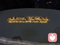 #育兒#
世間萬(wàn)物皆是投射。自戀型父母或配偶常常會(huì)以愛(ài)的名義去破壞關(guān)系，行使控制權(quán)。行為主義心理學(xué)家華生的名言：“給我一打健康的嬰兒，我可以把他們訓(xùn)練成任何一種人物，醫(yī)生、律師、藝術(shù)家、商人、教授、甚至乞丐或強(qiáng)盜。”很多人都聽(tīng)過(guò)，然而很少人知道這么厲害的心理學(xué)家卻養(yǎng)出3個(gè)抑郁癥的孩子。大兒子和二女兒多次自殺，小兒子終生流離失所。可見(jiàn)一個(gè)傲慢自大自戀的父親在孩子早年生活帶來(lái)創(chuàng)傷是終生的。

哈洛的恒河幼猴實(shí)驗(yàn)說(shuō)明擁抱和愛(ài)的重要性，如果只是投喂而沒(méi)有關(guān)注沒(méi)有擁抱的話。生命早期父母養(yǎng)育角色不同，但都對(duì)孩子的性格形成有重要影響。

臨床心理學(xué)家喬尼斯·韋伯認(rèn)為，童年時(shí)期的情感忽視會(huì)對(duì)一個(gè)孩子人格的形成產(chǎn)生強(qiáng)烈的負(fù)面影響。在自戀型的父母的教育下，孩子往往就會(huì)經(jīng)受嚴(yán)重的情感忽視。

自戀型的父母/配偶往往會(huì)認(rèn)為世界都是圍繞著自己轉(zhuǎn)的，正如華生所認(rèn)為的，自己可以根據(jù)自己的期望，培養(yǎng)出任何孩子。他不斷地要求自己的孩子、伴侶成為自己期望中的樣子，但卻無(wú)法平等響應(yīng)對(duì)方需求，給出有力量、支持性的愛(ài)。配圖