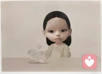 #育兒#
弗洛伊德15歲，還是一名中學(xué)生時(shí)。他在記錄箴言的本子上寫道：“最糟糕的自私者，是那些還沒有意識(shí)到自己自私的人。”

人們通常容易把自愛與他愛對(duì)立起來。你如果首先滿足自己，便是自私。不懂得分享玩具，自私。很多父母把自己的意志強(qiáng)加給孩子，不滿足“我的意志”就是自私、不孝順、不懂事、任性，就是背叛。沒有生存能力的小孩只能在大人的黑白雙標(biāo)中討好、逢迎，失去自我。一個(gè)從小沒有被滿足自由表達(dá)意志的孩子，你又怎么能期待她Ta畢業(yè)踏上社會(huì)就勇敢、獨(dú)立、創(chuàng)新又自我負(fù)責(zé)呢？

沒有“邊界”是中國家庭的特色。你的一切，連同長大后你的一切就是我的，永遠(yuǎn)和我有關(guān)，我塑造了大部分的你。一頂頂?shù)赖陆壖艿母呙弊酉聛恚⒆訒?huì)把他們真實(shí)的自我藏得很深，或者徹底隱藏起來，變的敏感、抑郁。自我好評(píng)和感受沒有了，積極和探索欲將由外界的評(píng)價(jià)體系來決定“我”該去做什么，自己“我”是誰。

“我們?nèi)绾稳垡粋€(gè)自己都不了解且從未被愛過的東西？許多有天賦的人對(duì)他們真實(shí)自體一無所知，就這樣活著，或許他們會(huì)愛上理想化的、隨波逐流的虛偽自體——除非抑郁向他傳遞了喪失自我的信號(hào)。”配圖