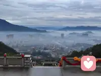 #心理分析#找到存在的意義是對生命的終極體驗。德國作家黑塞是一位漂泊、孤獨、隱逸的詩人。他說，“我小說中的人物一個個都經歷著心靈苦難、內在危機，他們在尋覓、追求和提問。”

心理分析鼻祖榮格曾說過“讀黑塞的書，就像在暴風雨的深夜，感受到燈塔的閃耀。”很多人知道黑塞是諾貝爾文學獎獲得者，但很少人知道黑塞也曾是榮格的病人。他曾經是重度抑郁癥患者，幾度想要自殺。黑塞先是找到榮格的學生朗昂開始了漫長的心理治療。在1916至1917年間，黑塞與朗昂共做了72次心理分析，基本上是每周一次，每次3個小時。

朗昂的分析性心理治療十分有效，幫助黑塞度過了心理危機，并引起了黑塞對心理分析領域的興趣。后來他更是直接找到榮格本人接受心理分析，那時榮格的聲望還沒有后來那么大。但說榮格的分析和治療間接促成了黑塞順利完成《悉達多》的創作。榮格癡迷于《易經》和東方哲學文化，這些都對黑塞產生了很大的影響。

黑塞說：“知識可以傳授，智慧只能自己體悟。所謂的逃避，只是在閃躲自己的恐懼，而自己怎么擺脫得了自己呢？”

“我唯一的事，是愛這個世界。不藐視世界，不憎惡世界和自己，懷抱愛，驚嘆和敬畏地注視一切存在之物和我自己。”

沒有人可以做生活的旁觀者，哪怕是出塵修行的僧人，也必須面對自己的執著追求的意義的追問。一個人必須探入自己靈魂的最深處，才能真正找到自我的意義，進而達到解脫。誰讀懂《悉達多》，誰就真正理解了人生。配圖