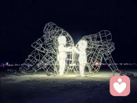 #愛情與婚姻#天長地久的愛情很寶貴但并不稀奇；能把同樣質量的婚姻經營到天長地久才更了不起，更見功力。弗洛姆在他的作品《愛的藝術》寫到：“愛一個人不僅是一種強烈的感情——而且也是一項決定、一種判斷、一個諾言”。

心理學研究者Noller（1996）在文章中強調：不成熟的愛，不利于建立和維持穩(wěn)定、健康和幸福的家庭關系，而是傾向于關注愛人的短期需求，并忽視對他人的責任和義務。盡管這些不成熟的愛情形式有明確的情感基礎，但它們仍然是由想法驅動的，會造成以下后果：

1）可能會陷入不良的互動模式，“戀愛腦”個體可能成為婚姻中的追逐者。陷入一方追逐，一方回避的怪圈。

2）過于卑微，可能會導致夫妻雙方的權利不平等。

3）對伴侶和關系的理想化可能會經歷更多的“幻滅”，從而影響婚姻質量。

研究表明，由于“戀愛腦”個體對另一半有著不切實際的理想化，以及“無條件的愛”的要求和期待，“戀愛腦”的個體更容易體驗到一種不滿意感。這不僅會影響到婚姻質量，也有可能在婚姻中催生暴力。另一項縱向研究表明，夫妻雙方認為他們在婚姻中擁有共同的權力，與較高的婚姻質量和依戀安全感有關。

那么如何才能維護經營好一段天長地久的關系呢？在維持關系的過程中，需要平衡愛的三要素：激情、責任、親密。有共同的目標和愿景。能睡到一張床上，吃到一個鍋里。還能有各自獨立的空間。那就需要彼此做到以下幾點：

1）了解自己，重視自己的感受、需求和價值。不無底線的犧牲。不對的的付出必然帶來怨氣。

2）了解你的伴侶，將現實和對伴侶適度的理想化結合。沒有完美的人。光和影子必然成雙成對。

3）了解成熟的愛和婚姻需要平等：“好的愛情關系像是在跳舞”。你進我退，我退你進。情緒感受第一，邏輯道理第二。

4）哪怕是親密關系中，建立健康的人際邊界。邊界不只是彼此之間，還有彼此與外界他人之間關系，是否會影響到你的親密關系。“有限自由”代表著愛和尊重。

紀伯倫在《論婚姻》?寫的：就像琴上的弦，雖為同一旋律而振動，但琴與弦也是彼此分開。面對誘惑最好的姿態(tài)是，我能看到世界的美，但我仍然留戀你在我身邊的氣味。配圖