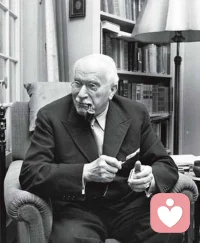 #心理分析#荣格：治疗的目标在于增强意识心灵，故无论何时只要有可能，我都会力图唤醒病人的精神活动，让他能够用自己的理解去征服内心的「混沌」，这样他才能达到一个「超脱于纷争之上」的有利位置。 

通过这种工作，就不会有人陷入丧失已有心智的危险，尽管会有些人直到此时才知道其心智起何作用。在这种情况下，理解力就起到救生圈的作用。它整合起无意识，并且逐渐地形成一个更高的观念，这个观念既代表意识，又代表无意识。无意识的入侵被证明就像是尼罗河的洪水，会提高土壤肥力。配图