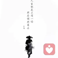 #育兒#毋庸置疑，成就感影響我們信心和自尊。研究表明，更高成就感的人更容易長壽。當我家孩子是學霸的時候，我發現她是自信、輕松的、自由綻放的。由此也給她帶來更多安全感，被老師喜歡，被同學仰慕或喜歡。放松又讓她能幽默風趣愛分享，這又給了她很好的人際關系。看到她在一個良性循環的路上，家長是非常欣慰和放心的。因為終有一天父母需要退出她的世界。

分析一個關于記憶、提高成績的小訣竅。及時復習有它背后的心理學原理。通常學習過目不忘的大概只是少數人的天分，普通人只能通過發現學習規律來提升自己的成績。德國心理學家艾賓浩斯在1885年提出記憶的遺忘曲線（圖一）。他發現人們新學的知識，從學完后就會開始遺忘，一天后就會遺忘65%，在第三天會遺忘70%，到第七天就只剩下25%的記憶量了，后面就遺忘的越來越慢，越來越少，記憶量趨于穩定。

艾賓浩斯遺忘曲線的規律是：遺忘在學習之后立即開始，而且遺忘的進程并不是均勻的。最初遺忘速度很快，以后逐漸緩慢。大腦對于新知識的遺忘，主要集中在第一個星期，一個星期后，記憶量就趨于穩定了。如果我們在一星期內及時復習起到事半功倍，加深記憶的效果。

圖二是和記憶相關的三級加工系統，記憶分為瞬時記憶、短時記憶和長時記憶。配圖