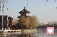 讀到傳統文化的雅稱覺得十分美好。一年四季四時都會有變換，我們又怎么能苛求生活里沒有起伏呢。春播夏長，秋收冬藏。只需要相信播種和努力永遠不會嫌晚。為每一個未知的明天加油，期待一個更好的自己。

四季季節雅稱：
春東皇，夏長贏，
秋素商，冬元英

十二個月雅稱：
正月孟春，二月花朝
三月報春，四月清和
五月仲夏，六月林鐘
七月上秋，八月清秋
九月桑落，十月霜華
十一月隆冬，十二月暮歲配圖