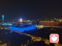 #夢#我一無所有，又萬事具備；我向現實挺進，也向夢境追尋……——歌德《浮士德》

弗羅伊德和榮格夢的解讀略有不同，詳見主頁文章。弗洛伊德認為：
1.夢是有意義的。弗洛伊德認為夢的意義在于滿足欲望，這種欲望可能是被壓抑的，也可能是顯而易見的。

2.夢的材料和來源是最近幾天的事情。弗洛伊德認為最近幾天印象比價深刻的時候會成為做夢的素材。

3.弗洛伊德認為夢是通向我們內心潛意識的捷徑。他認為潛意識看不見摸不著，所以人要了解自己的潛意識是很難的，通過解析自己做的夢就能了解自己的潛意識。

榮格接受了這種觀點，但他走得更遠，認為夢還借助于第三個更深刻得多的根源，它屬于人類進化的歷史，他稱之為集體潛意識。

弗洛伊德相信，導致夢的產生的那些被禁止的愿望在本原上主要是性欲的。而榮格則堅信，夢起源于人類更加廣泛的關注，也就是說是對人類存在這一基本問題的關注。

ps.《浮士德》和《金花的秘密》是對榮格影響至深的兩本書。如果到了高階，推薦閱讀。
晚安，做個好夢吧。我是咨詢師，也夢境收集師。歡迎留言和我聊聊你的夢與人生。配圖