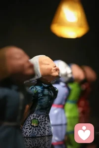 #育兒#早安！養育孩子是一個療愈和相互滋養的過程。雖然付出很多，一輩子割舍不下，但這世上還有什么關系比親子關系更能深刻與生命鏈接呢？人生的的兩頭，都是親子關系的質量決定我們人生幸福的品質。我們因情而生，為情所困，最后帶著情離開。

第一階段親子關系決定我們要成為什么樣的人。
第三階段親子關系則決定我們將養出什么樣的人。
中間那段才是親密關系。第一段關系預言了第二段親密關系中，我們將選擇什么樣的人和我們同行，然后一起創造什么樣生活，直接決定了第三階段親子關系的質量。

很喜歡看到的一個劇情里，周韻（我喜歡的大氣女星）扮演的女兒問洪晃（扮演母親），你為什么當初選我爹（土皇帝）啊？
洪晃霸氣回應說：因為我是拿著為你選個爹的標準來選啊（靠山）！

所以姐妹們擇偶啊，照著為孩子選爹的標準來選，十有八九錯不了的。:p
依我育兒的體驗和身邊丁克的朋友家庭（博士教授），生不生孩子得失各半。沒有哪個更好或更差。你無法選兩條路。從體驗的角度來看，順其自然，多多益善哈。

順便分享人民日報給出家長的五個層次：
第一層次：舍得給孩子花錢。
第二層次：舍得為孩子花時間。
第三層次：家長開始思考教育的目標問題。
第四層次：家長為了教育孩子而提升和完善自己。
第五層次：父母盡己所能支持鼓勵孩子成為最好的自己，也以身作則支持孩子成為真正的自己???。配圖