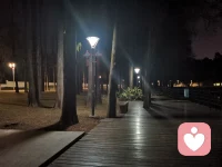 所有的痛苦和烦恼，都是命运的恩赐，是化了妆的礼物。分享和情绪相关的几个名字非常形象，请勿轻易对号入座。一个例子帮你区分抑郁、焦虑、双相、强迫：

1、如果是抑郁症患者爬山，他可能以前非常喜欢爬山，现在抑郁了，既没有精力出门，又完全提不起兴趣，因为抑郁症的核心就是情绪低落、兴趣减退、精力降低。

2、如果是焦虑症患者爬山，则可能特别担心，脑子一直想象自己脚滑滚到山底的画面，不由得心跳加速、冷汗涟涟，因为焦虑症的核心就是持续过度的担心。

3、如果是双相患者爬山，则可能一会抑郁发作根本不想去，觉得自己不行，一会躁狂发作，觉得自己啥都行，一口气能冲到山顶。因为双相患者的情绪会在抑郁和躁狂两个相反的极端之间交替。

4、如果是强迫症患者爬山，则可能看见爬山的楼梯就控制不住地数台阶。因为强迫症的核心表现就是反复出现，停不下来的思维或行为。

5、如果是精神分裂症患者爬山，则可能看见旁边有人影飘过，总觉得有人在跟踪监视他，于是自言自语、到处乱跑。因为精神分裂症的特异表现就是幻觉、妄想和言行怪异等。

一一一《每天学点心理学》配图