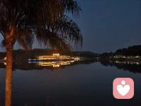 所有的痛苦和烦恼，都是命运的恩赐，是化了妆的礼物。分享和情绪相关的几个名字非常形象，请勿轻易对号入座。一个例子帮你区分抑郁、焦虑、双相、强迫：

1、如果是抑郁症患者爬山，他可能以前非常喜欢爬山，现在抑郁了，既没有精力出门，又完全提不起兴趣，因为抑郁症的核心就是情绪低落、兴趣减退、精力降低。

2、如果是焦虑症患者爬山，则可能特别担心，脑子一直想象自己脚滑滚到山底的画面，不由得心跳加速、冷汗涟涟，因为焦虑症的核心就是持续过度的担心。

3、如果是双相患者爬山，则可能一会抑郁发作根本不想去，觉得自己不行，一会躁狂发作，觉得自己啥都行，一口气能冲到山顶。因为双相患者的情绪会在抑郁和躁狂两个相反的极端之间交替。

4、如果是强迫症患者爬山，则可能看见爬山的楼梯就控制不住地数台阶。因为强迫症的核心表现就是反复出现，停不下来的思维或行为。

5、如果是精神分裂症患者爬山，则可能看见旁边有人影飘过，总觉得有人在跟踪监视他，于是自言自语、到处乱跑。因为精神分裂症的特异表现就是幻觉、妄想和言行怪异等。

一一一《每天学点心理学》配图