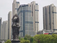 馬未都說“人生三個階段：趨利、趨名，趨靜”。
和見天地、見眾生、見自己；以及弘一法師的人生三層樓的見解一模一樣的，殊途同歸。
一定是在見過世界見過眾生后，才能理解并悅納真實的自己，而非社會期待的自己。不一定是成功完美，但很真實，輕松自在。當人能呈現給世界這份松弛感時，必然是輕松真誠的。不知不覺，整個周邊的人際能量場都改變提升了。配圖