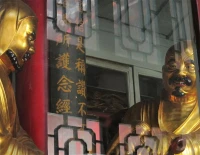 馬未都說“人生三個階段：趨利、趨名，趨靜”。
和見天地、見眾生、見自己；以及弘一法師的人生三層樓的見解一模一樣的，殊途同歸。
一定是在見過世界見過眾生后，才能理解并悅納真實的自己，而非社會期待的自己。不一定是成功完美，但很真實，輕松自在。當人能呈現給世界這份松弛感時，必然是輕松真誠的。不知不覺，整個周邊的人際能量場都改變提升了。配圖