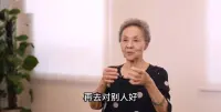 #女性如何找到自己的價值#
“開開心心的過好每一天，你過得好了，再去對別人好。” ???

這條是搬運工。婚姻、生育、工作，友誼，戀愛都是自我體驗的工具而已。楊絳說：“你要明白，劇場的戲，什么都是假的，只有觀眾是真的；而人生的戲，什么都是真的，只有觀眾是假的。” ? 做真實的自己，滿足自我的需要后，會發現一切關系都變得容易多了。配圖