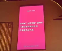 三八婦女節快樂！看到幾張打動人心的海報：會吃飯，就應該會洗碗。
三八節你是如何認同和定義自己的女性身份呢？不管是女王節還是婦女節，她們都應該是“我“，一個綜合豐富的我，她們并不分裂，只是需要平衡，分工合作。平衡的背后一定有博弈。而女性，不要太早放棄自己的權利。他人即地獄，他人也會是我熔爐。
鏗鏘玫瑰，祝你獨立，祝你昂揚，祝你敢愛，也敢分手。祝你一生自由！配圖