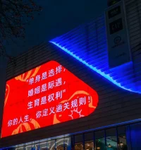 三八婦女節快樂！看到幾張打動人心的海報：會吃飯，就應該會洗碗。
三八節你是如何認同和定義自己的女性身份呢？不管是女王節還是婦女節，她們都應該是“我“，一個綜合豐富的我，她們并不分裂，只是需要平衡，分工合作。平衡的背后一定有博弈。而女性，不要太早放棄自己的權利。他人即地獄，他人也會是我熔爐。
鏗鏘玫瑰，祝你獨立，祝你昂揚，祝你敢愛，也敢分手。祝你一生自由！配圖
