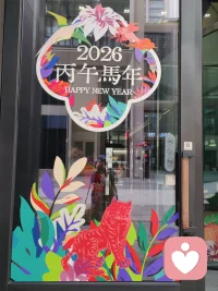 开工大吉！沟通中总遇到反驳型的人怎么破？很简单只有两个出路。要么放弃Ta绕路；要么用爱、耐心理性对话化解Ta的防御，引领陪伴对方成长。

前者压根不值得浪费我们的情绪。（很多人际烦恼都因此而来。）
后者就没办法了！如果是父母、爱人或孩子的。除了加倍去爱，别无特途。认命吧他们锻炼我们变得更强大！换个人我们可能也没如此爱心和耐心呀😅💪

重要的问题是我们如何才能轻松识别和化解对方的防御。放弃时不内耗，继续时不自伤。

作为佛系天秤座的人，过去常常会回避冲突，害怕没完没了的解释。对我来说面对冲突如果我还肯解释、妥协证明还有期待有的救。如果我直接选择忽视，绕路。说明这段关系基本已死，内心已经完成了断舍离。

反问式沟通方式的人往往具备自我中心、自卑防御或情绪管理不足等心理特征。

1. 自我中心与全能自恋
习惯性反问者常假设对方“应该”懂自己，认为全世界都应围绕自己转。这源于早期可能被过度溺爱或忽视，形成全能自恋型人格，坚信他人理应预知自己的需求，无需清晰表达。

2. 自卑与防御机制
许多反问者内心自卑，用反问作为自我保护。他们害怕直接表达脆弱，便通过反问转移焦点、贬低对方，以维护自尊。这种行为常见于童年缺乏爱与关注的人，他们习惯用攻击性语言掩盖内心脆弱。

3. 情绪管理与认知偏差
部分反问者情绪不稳定，易将不满通过反问宣泄。同时，他们可能存在认知偏差，过度解读他人话语为攻击，或坚信自己观点绝对正确，用反问否定他人以彰显优越感。4. 成长环境与模仿学习

如果成长于充满指责或反问的家庭/环境中，个体可能无意识模仿这种沟通模式，将其内化为默认回应方式。

反问式沟通本质上是一种“隐形攻击”，虽可能源于心理防御，但会严重破坏人际关系。

如果个体陷入这种模式而不自知，那需要身边有一个镜子，家人或咨询师能如实真诚帮你还原看见自己。需提升自我觉察、练习情绪管理，并用平和语言替代反问。纯粹行为语言方式重塑，CBT疗法最合适。

如果是因为缺爱、缺动力、缺乏安全感造成的急躁，则需要更深度的关系链接，个体分析来破局。配图