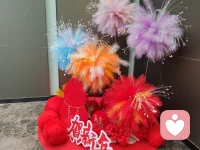 开工大吉！沟通中总遇到反驳型的人怎么破？很简单只有两个出路。要么放弃Ta绕路；要么用爱、耐心理性对话化解Ta的防御，引领陪伴对方成长。

前者压根不值得浪费我们的情绪。（很多人际烦恼都因此而来。）
后者就没办法了！如果是父母、爱人或孩子的。除了加倍去爱，别无特途。认命吧他们锻炼我们变得更强大！换个人我们可能也没如此爱心和耐心呀😅💪

重要的问题是我们如何才能轻松识别和化解对方的防御。放弃时不内耗，继续时不自伤。

作为佛系天秤座的人，过去常常会回避冲突，害怕没完没了的解释。对我来说面对冲突如果我还肯解释、妥协证明还有期待有的救。如果我直接选择忽视，绕路。说明这段关系基本已死，内心已经完成了断舍离。

反问式沟通方式的人往往具备自我中心、自卑防御或情绪管理不足等心理特征。

1. 自我中心与全能自恋
习惯性反问者常假设对方“应该”懂自己，认为全世界都应围绕自己转。这源于早期可能被过度溺爱或忽视，形成全能自恋型人格，坚信他人理应预知自己的需求，无需清晰表达。

2. 自卑与防御机制
许多反问者内心自卑，用反问作为自我保护。他们害怕直接表达脆弱，便通过反问转移焦点、贬低对方，以维护自尊。这种行为常见于童年缺乏爱与关注的人，他们习惯用攻击性语言掩盖内心脆弱。

3. 情绪管理与认知偏差
部分反问者情绪不稳定，易将不满通过反问宣泄。同时，他们可能存在认知偏差，过度解读他人话语为攻击，或坚信自己观点绝对正确，用反问否定他人以彰显优越感。4. 成长环境与模仿学习

如果成长于充满指责或反问的家庭/环境中，个体可能无意识模仿这种沟通模式，将其内化为默认回应方式。

反问式沟通本质上是一种“隐形攻击”，虽可能源于心理防御，但会严重破坏人际关系。

如果个体陷入这种模式而不自知，那需要身边有一个镜子，家人或咨询师能如实真诚帮你还原看见自己。需提升自我觉察、练习情绪管理，并用平和语言替代反问。纯粹行为语言方式重塑，CBT疗法最合适。

如果是因为缺爱、缺动力、缺乏安全感造成的急躁，则需要更深度的关系链接，个体分析来破局。配图