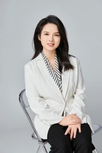 《 我 》
我就從了解我自己開始吧，
像第一次戀愛，
我愛上了陌生的我自己。
和愛上別人完全不同。
每一秒我都和自己無縫相處，
沒有分離和渴求的焦慮。
我做和不做，
都無法欺騙我。
愛還是不愛，
由我選擇。
我就從觀察我自己開始吧，
觀賞我海嘯般的情緒。
山崩地裂似的雄偉和壯觀。
還有纏綿悱惻像山間的云霧。
我就從發現我自己開始，
撒謊時精明得像個謀士，
助人時善良得像個天使。
詛咒自己時像個法官鐵面無私。
我還驚訝到，
我站在橋頭就倍感自己偉大，
可是人群中的我又渺小又卑微。
我瞬間躊躇滿志瞬間又淪陷到沮喪。
我還看到我自己，
春風得意時的輕狂，
馬失前蹄時的患得患失。
慈悲時像佛，
憎恨時又變成了閻王。
可是我還是感覺到，
太陽照耀大地時，
我愛上了我自己，
月亮出來時我陪伴著我自己。
我還發現，
我不嫌棄我。
我喜歡我的眼睛，
我也不討厭我身上的污垢。
我不拋棄我，
我總是喋喋不休的和自己說話，
無論悲傷還是喜悅，
我都忠實的守候著我，
在我閑暇的時候，
躺在草地上曬著太陽，
我發現原來我既偉大又渺小，
既高尚又卑鄙。
我漫步在空寂的竹林里，
原來我既善良又惡毒，
我既美好又丑陋。
人與人有多大的區別呢。
我愛上了我自己，
我打算就這么輕松的活著，
沒有什么要放棄和自責的。
我已經愛上了我自己。
愛上自己真的很好。配圖