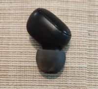 除夕，快樂居然來自一支藍(lán)牙耳機(jī)，十一天的失而復(fù)得。靜靜地藏在樓道的角落無法看見，如果不是笤帚尖兒碰到它的腋窩，也不會(huì)觸電一樣彈出來，滿身塵土看著我。
尋常心面對(duì)生活，可歡喜不必狂歡，讓快樂細(xì)水長流；平靜心面對(duì)得失，失去的可能還會(huì)回來，或者以另外的形式。
幸好，“丟失”的時(shí)候，相信該回來時(shí)還會(huì)回來，沒有不快。
除夕，共同的節(jié)日，真的難說祝福所有人，生活總有喜有悲。愿大家，各自安好！配圖