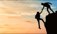人與人之間，是一場相互成全。

長久的關系，正是在這種相互成全、彼此成就的良性循環中建立起來的。

既然是相互成全，無可能同時啟動。總有一個人先付出，從利益交換的角度，先付出的人，還要先付出了信任，他要相信承諾有效，對方和自己是同樣的人。

也可能，先付出的人，無所圖，只是要付出，奉獻于他而言，充滿喜悅，這就是他人生的意義。甚至，他也不在乎世人是否猜忌他作秀，表演，沽名釣譽。

我們常說，自利利他，其實，自利利他是兩重境界，從自利而利他，利他后自利，兩個“利”，含義不同。

自利而利他，無可厚非，都是俗人，莫唱高調，只要利他，都值得稱贊。付出有回報，天經地義。

不過，如果能再看破一層，放下付出而獲得回報心，專注于付出，那回報同樣會來，只多不少，豈止贈人玫瑰，手留余香。

利他而自利，生命的軀殼會輕松很多，沒那么沉重，靈魂才會清澈。自自利而利他，容易在自利中迷失，忘了初心。

所有的職業都如此，于是，亂，卷。配圖