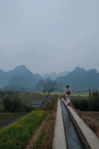 這世間所有的愛，都是為了在一起，只有父母的愛是為了分離。

明天，孩子即將返校，他不舍，我也不舍，以為參透了世事，還是貪戀
這18年的父子情深。

明天有事，不能送機(jī)。

寫字時(shí)已經(jīng)是又一次道別。

希望天下的父母，在分離前，多一些愛給孩子吧，留作老去時(shí)的記憶。配圖