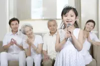 教育孩子，最大的困難在哪里，父母的理念、認(rèn)知？

我覺(jué)得最難的是父母對(duì)教育權(quán)力的爭(zhēng)奪，對(duì)孩子的撕扯傷害巨大，
大部分夫妻在孩子幼兒園以前的三人世界和更早二人世界時(shí)，恩愛(ài)有加，房事和諧。沖突源于理念的沖突，往往不是理念本身。

所以，如果不能做到配合默契，那選擇一人為主導(dǎo)，另外一方妥協(xié)，
對(duì)孩子成長(zhǎng)更有利。

很多孩子的身心出現(xiàn)問(wèn)題，往往是家庭教育系統(tǒng)功能出現(xiàn)問(wèn)題，孩子無(wú)意識(shí)保護(hù)父母關(guān)系不失衡的自我犧牲。配圖
