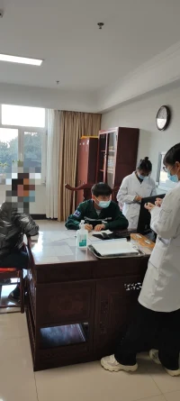 上午去看中醫(yī)，吃了一周的中藥，調(diào)理。感覺有效果。

主任不急不慌，耐心地對待每一個來訪者。等待中的人們，原本有些著急的，在這樣的氛圍里，也都平靜等候，聽醫(yī)患之間有趣的對話。

大家i明白。大夫?qū)η耙粋€來訪者耐心，下一個就是自己。

這個過程就很治愈。

主任告訴我，中醫(yī)沒有儀器，可不就得細(xì)致地提問，在細(xì)節(jié)中，辯證分析判斷，最后開方抓藥。高手！

大多數(shù)人都是慕名而來，可貴的是幾十年如一日，初心不改。

但愿世間人無病,寧可架上藥生塵。仁醫(yī)！

希望自己也能一直保有這樣的情懷，善待每一位來訪者，永不變質(zhì)。配圖