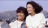 我聽到傳來的誰的聲音,像那夢里嗚咽中的小河
我看到遠去的誰的步伐,遮住告別時哀傷的眼神
不明白的是為何你情愿,讓風塵刻畫你的樣子
就像早已忘情的世界,曾經擁有你的名字我的聲音
那悲歌總會在夢中清醒,訴說一點哀傷過的往事
那看似滿不在乎轉過身的,是風干淚眼后瀟瑟的影子
不明白的是為何人世間,總不能溶解你的樣子
是否來遲了明日的淵源,早謝了你的笑容我的心情
不變的你,佇立在茫茫的塵世中
聰明的孩子,提著易碎的燈籠
瀟灑的你,將心事化盡塵緣中
孤獨的孩子,你是造物的恩寵
                                         —— 《你的樣子》配圖