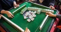 麻將，一朋友因前日輸錢，今天興致不高，牌桌前低頭耷拉腦。不喜歡這氛圍，我笑罵:麻將也是競技比賽，能不能有點兒體育精神？眾笑。

我繼續胡謅——人品如牌品，麻將似人生，昨天輸贏，跟今天無關。賭徒們自然共鳴認同，低頭開戰。

結果，我輸了，開篇沒有體育精神的贏了。人生，真不是巴巴出來的。

過往人生，看淡一些；

未來日子，熱忱一些。配圖