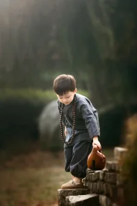 這世上，很多人是孤獨(dú)的，即使身處鬧市，所以，要學(xué)會(huì)讓靈魂的自我，給肉體的自己做個(gè)伴兒。心就安寧下來了，向內(nèi)求，不向外。

尋求咨詢師的幫助是明智的，但要懂得，在某一刻放下，咨詢師只是人生旅途上偶然幫助你的路人而已。配圖