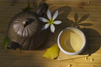 把事情解釋清楚，是一種處理問(wèn)題的辦法。

而有些事情不做解釋，也可以是一種處理問(wèn)題的辦法。

路遙知馬力，日久見人心。

奈何明月照溝渠，我心依然向明月。

君子行于道，清者自清是信念。配圖