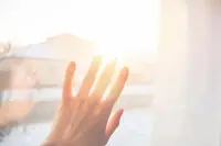 當一位來訪者把癥狀呈現給咨詢師，卻無法回憶這些癥狀從何時或如何開始，或者無法詳細回憶童年生活，這時候，咨詢師(特別是精神分析學派)如果假定存在被壓抑的記憶，這種假設是非常危險的。

因為記憶可能存在錯誤，我們要知道，在心理學和應激創傷治療領域，不存在任何證據確鑿的事實。我們所知道的一切都是不確定的。

即使充滿善意，但教條地對待咨詢工作，也是不稱職的。

我們需要時刻提醒自己。配圖