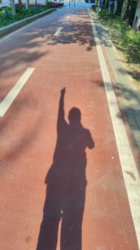 一個人遇事的第一反應里，藏著他的學識、見識、品格和修養。而這個反應，也決定了他的生活品質和人生高度。

遇急事，要“穩”。

遇難事，要“變”。

遇爛事，要“離”。

遇煩事，要“放”。

先改變自己看事情的態度，才能改變人生的高度。保持比生活高一點的心態，才能遇見更好的自己，更美的風景。配圖