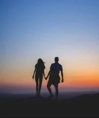 近些年，以離婚收?qǐng)龅幕橐鲈絹?lái)越多，在今天有更多的人過(guò)著單身生活，并且比以往報(bào)告了更高的孤獨(dú)感，人們現(xiàn)如今在建立和維系和他人的健康關(guān)系方面遇到了更大的困難。

       良好的關(guān)系并不會(huì)憑空發(fā)生，它們也并非只是“良好的化學(xué)反應(yīng)”。它們需要的是滋養(yǎng)以及大量的技能，包括共情、同情心、忍耐力、沖動(dòng)控制、問(wèn)題解決、協(xié)商、溝通、自我犧牲以及一種保護(hù)性的態(tài)度，這還只是其中的一小部分。

        當(dāng)整個(gè)社會(huì)越來(lái)越強(qiáng)調(diào)自我和個(gè)人價(jià)值時(shí)，人們自然而然會(huì)面臨浪漫與現(xiàn)實(shí)的沖突，遇到困惑時(shí)，不要采取回避或者拖延的策略，主動(dòng)地尋求建議和幫助是積極的態(tài)度。配圖