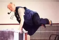 人之所以和其他物種不一樣，因為有認知，有記憶，有語言，甚至于有歷史。所以人呢，就會知道死，也知道活著是什么，就會思考活著的意義。無法知道死怎么回事，產生的只有活下來的生的意念，要考慮活著到底怎么回事。
最根本、哲學的道理，就是認識生命。很多生物繁衍完了，生命就沒有意義了，所以有的就吃掉、死掉。但是人不一樣，生下來還要學習，有文化可以往下傳，還要給后面留下些什么。其實這留下什么對你啥意義？這是對后人的意義，本質是種文化，是人類社會形成的意識。這也是人想出來、講出來的故事。你信就信。啥都不信，就活得很累。配圖