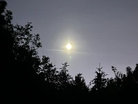 在兒童中，焦慮和回避的應對方式是情緒困擾的一個關鍵的早期預警信號，這些問題很容易最終發展為焦慮和抑郁合并發作。

事實上，在大多數的成年人中，抑郁和焦慮是并存的。但是它們的發病年齡通常不一樣。一般而言，焦慮在抑郁出現很多年以前就會出現，焦慮的孩子更容易變成焦慮且抑郁的成年人。

焦慮和抑郁的基礎可能是個體具有關鍵性的知覺辨別力。

對于焦慮的人而言，核心議題是他們未能充分發展出辨別力技能。
他們過高地估計了在未來的情境中的風險、危險和威脅的可能性，又低估了自己應對的能力。

他們也過度解釋了由自主神經系統所促發的心理生理層面的驚恐發作信號。換句話說，他們對焦慮和抑郁的反應增加癥狀的程度，這個原理很像“廢氣渦輪增壓”。配圖
