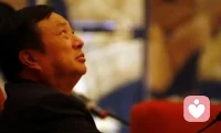 任正非，這位在國人心中神一樣的華為領導人。
誰能想到，他曾經在四十多歲罹患嚴重抑郁癥。
然后，多年之后，面對美帝的技術封堵，貿易打擊，這位長者依然談笑風生，鎮定自若。
沒有人是神，起心動念才是人性。
“病了”不可怕，要堅信自己可以好起來，生活也會好起來。
困難總沒有方法多。配圖