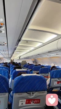 父母與子女之間，意味著責任與分離，主基調是愛。
陪伴小長假，相聚時光短暫，依依不舍也要分開。
對兒說，忍受別離是成長的功課。若不是因為愛，我寧愿你不長大。
忍住不流淚。
飛行模式。配圖