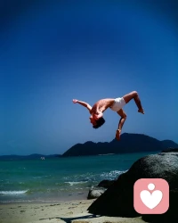 亚里士多德说，一个自然事物之享有其属性，并不需要时间，但一个人不可能只在一瞬间便享有他的人生幸福，换句话说，人之享有幸福，需要他的终生实践。
人生幸福这一本质属性，是一个人作为人存在的必然要求。他不可能从外部现成地获取，这一属性必须是他自身活动的产物。他的活动创生着这种属性。正是在这一意义上，人的存在在本质上是时间性的。
前两段我们也可以总结说，人生的意义，恰在人生的过程中。无论是一份爱的关系，一个热爱的事业还是一段苦难。配图