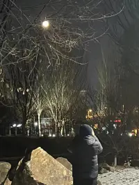 不要急著說原諒，過早的在認知層面強調對父母的原諒，大多數情況無法實現真正的原諒。

無論從理性還是感性哪個方面來講，科學的認知態度是，要對自己童年遭受的不公做哀悼和祭奠，在這個過程中允許原諒自然而然的出現。

什么時候是真正的原諒了？第一，那種感覺一定是清晰的，當事人自己清楚。第二，那個原諒是伴隨著對養育者的同情出現的。

在充分消除自己所受的傷害之前，不要急于為父母辯解，那樣于事無補。

在傳統孝道的道德之劍的壓迫下，很多人會以此重申自己是善良的，包括對咨詢師，這是對自己的誤導和二次傷害。配圖