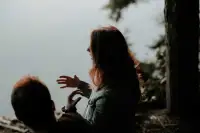 傾聽來訪者傾訴的內容通常是咨詢師學習的第一項技能。
當我們傾聽內容時，我們是在傾聽來訪者的想法和真實的體驗，是在聽他們講述的故事。
他們試圖傳達給我們什么呢？他們講述的有意義嗎？他們描述的是抽象的還是具體的？這些故事是連貫的還是讓我們覺得有缺失的部分？對于來訪者所解釋的內容，我們的理解是否與他(她）的一致？
對來訪者來說，告訴他們應該做什么、如何做或者咨詢師認為問題是什么，這些話他們已經聽過很多次了。
而有人極其真誠地傾聽他們傾訴是一份意義深遠的禮物，有些來訪者在此之前從未有過這樣的體驗，這非常不同。
當我們發展傾聽和思考來訪者所說內容的能力時，我們的尊重、好奇和非批判性的興趣能夠深化來訪者被傾聽的體驗，進一步刺激來訪者聯想、記憶、愿望、恐懼和幻想的出現，并供我們探索。
當來訪者感受到有人傾聽和注視真實的自己時，這種重要的轉變就會發生。配圖