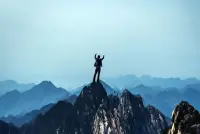 一條簡(jiǎn)單的人生經(jīng)驗(yàn)，告訴你為何迎難而上。[合十]
[愛心]如果在一個(gè)艱難的決定上意見不統(tǒng)一，你就應(yīng)該選擇短期內(nèi)更痛苦的道路。
[愛心]大腦會(huì)過分看重短期快樂，試圖避免短期痛苦。
[愛心]因此，你必須進(jìn)行自我訓(xùn)練，主動(dòng)迎接短期痛苦，壓制回避痛苦的傾向（這種潛意識(shí)傾向非常強(qiáng)大）。
如你所知，我們生命中的大部分收獲都來自承受短期痛苦而獲得的長(zhǎng)期回報(bào)。
舉幾個(gè)例子：[加油]
1、運(yùn)動(dòng)。
2、令你痛苦的婚姻。
3、辛苦求學(xué)的日子。配圖