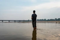 要求別人無私實(shí)質(zhì)上就是一種自私，不應(yīng)要求他人成為圣人，那是不合理的；也不應(yīng)要求自己全然無私，那樣會陷入痛苦內(nèi)耗。
在我們的成長過程中，常把圣人的標(biāo)準(zhǔn)當(dāng)成一種理所應(yīng)當(dāng)，這會造成很多問題。
對于別人的要求，要思考一下，拒絕還是接受，底線在哪里。付出，問心無愧；拒絕，大方坦蕩。
不綁架他人，也不被他人綁架。配圖