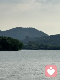 什么是共情？有的咨詢師聽著來訪者講述，哭了；有的咨詢師聽著來訪者講述，無動于衷。此二者的共情與不共情，都不是咨詢師的共情。

咨詢師的共情，要像菩薩，是慈悲心，有感同身受的理解，有慈母一樣的接納與包容。

共情不是目標，是陪伴來訪者走出事件影響和情緒困擾，找到解決方法，并且實現人格上的成長。

咨詢師只是普通人，并非高高在上的智者，咨詢過程中，人格成長的不只有來訪者。配圖