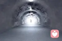 你有多久沒有大喊了？有多久沒有大哭了？在這樣一個不得不在意他人感受的世界里，不悲不喜、不驚不擾的狀態好像是一種修養或美德，讓我們把一些垃圾的情緒壓抑在心里。
找一座小山，大喊幾聲吧，沒人認識你，找一片樹林，大哭一場吧，沒有什么比痛哭一場更能恢復內心力量了。
有時候，來訪者很悲傷，可依然記得說，對不起老師，不好意思，給您添麻煩了。
想哭就哭出來吧，想做什么都行，咒罵、詛咒某人或者說些臟話，要不然，找咨詢師干什么呢？配圖