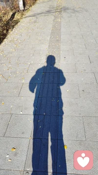 抑郁痛苦的來訪者，如果能在不想出門不想見人的時候，堅持交流，保持人際接觸，這將具有重大的意義。

這會讓他(她）明白，無論感受體驗到了什么，他(她）都是能被接納并且有自己存在的價值，而不是沒有任何價值、意義。

即使在與抑郁、孤獨相持一段之后，也一定能取得勝利，從蜷縮在軀殼里走出來，破繭重生。

所以，如果還沒完全找到痛苦之根源時，也可以先行動，行動起來，在行動中去找人生的意義。配圖