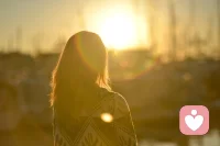 這世界有許多陰謀，但我們要努力活在陽謀的一面，有陽光處、溫暖，人身難得，開心一點，有情、有義、有理、有據(jù)地活著，多好玩。

人生就像一場只能玩一次的游戲，好好打，不敲鍵盤摔鼠標(biāo)，更別提半程關(guān)機(jī)。配圖