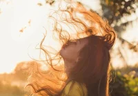 咨詢師盡量避免帶著先入為主的態度面對來訪者，比如，某人告訴你，他的母親剛剛去世，即使是如此少的信息，大多數人都可能會發現自己會飛快地形成自己的觀點。
但是，作為咨詢師，卻應避免這樣的態度，喪失親人，不一定是哀傷，也可能意味著解脫或憤怒。一場外遇，不一定是道德自責感，也許是很快樂的難得的體驗呢。
總之，咨詢師應該以一種開放的態度面對此時此刻與你訴說的來訪者，真的成為對方的知心朋友并且是嚴守秘密的人，才可能真的助力來訪者意識到，自己具備解決一切問題的潛能。配圖
